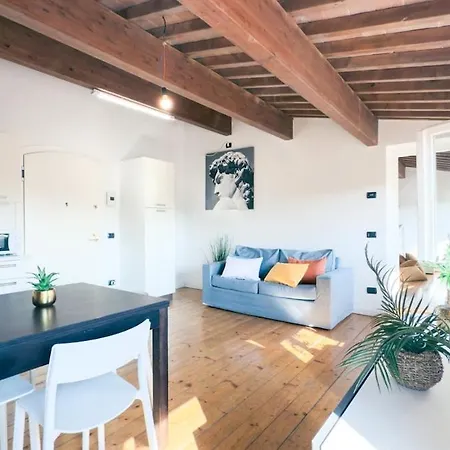 아파트 At Piazza Erbe Sky View Flat Free Parking 로마